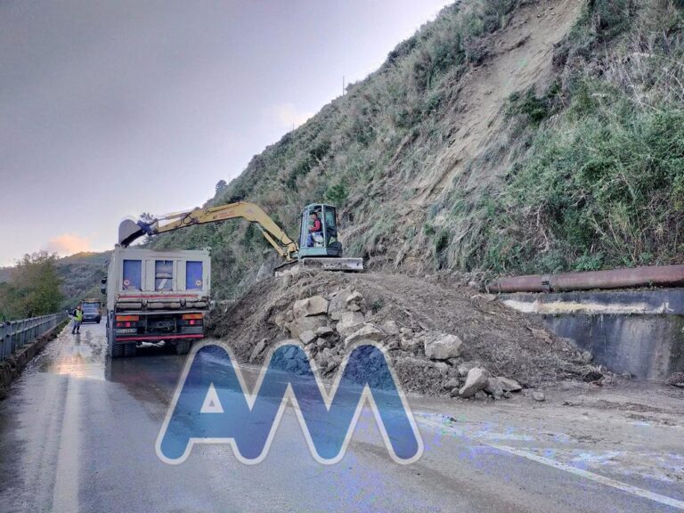 Frana a Santo Stefano Camastra, SS 113 riaperta al transito su una carreggiata