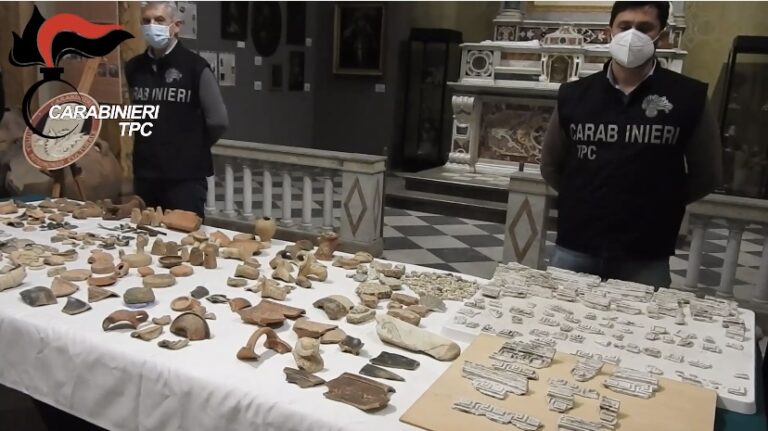 Oltre 11 mila reperti archeologici nascosti tra Caronia e Siracusa, denunciato