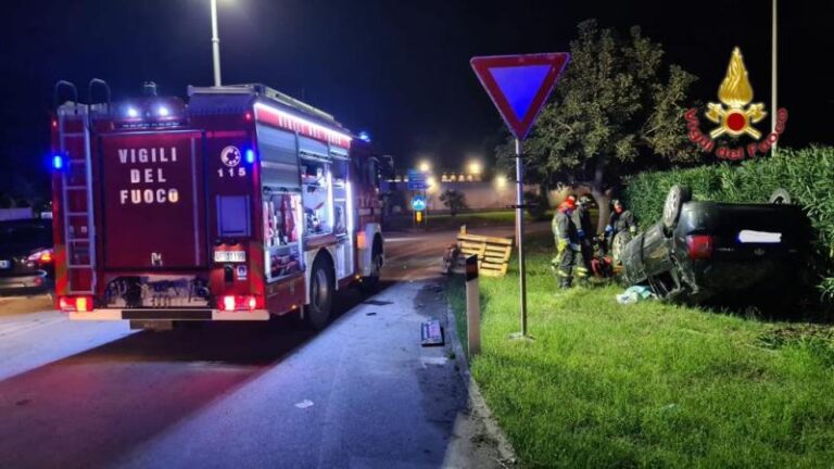 Pace del Mela, incidente stradale, i vigili del fuoco hanno liberato un uomo con le gambe incastrate nelle lamiere della sua auto