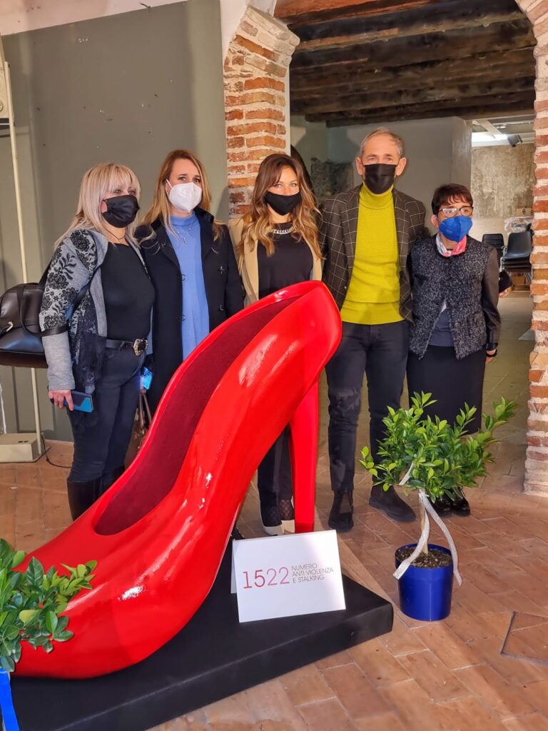 Milazzo e Messina, installate le “scarpe rosse” dei torrenovesi Cicirello. L’iniziativa di FI Azzurro Donna