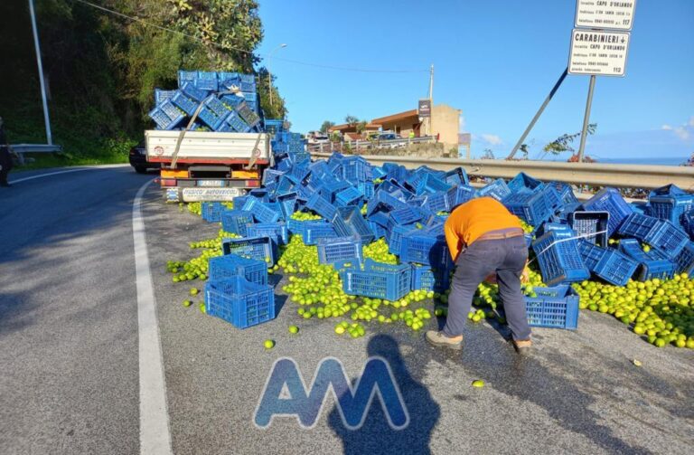 Capo d’Orlando – Autocarro perde carico di limoni sulla SS113. Traffico rallentato a Testa di Monaco