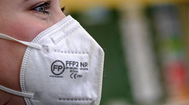 Pronto il nuovo decreto Covid: niente quarantena per i vaccinati da meno di 4 mesi, prezzi più bassi per le FFp2