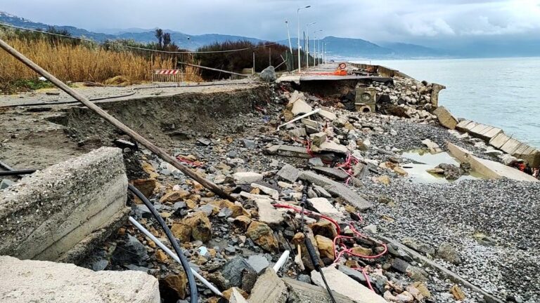 Capo d’Orlando: Ennesimo crollo a Tavola Grande. La strada finisce in mare – VIDEO