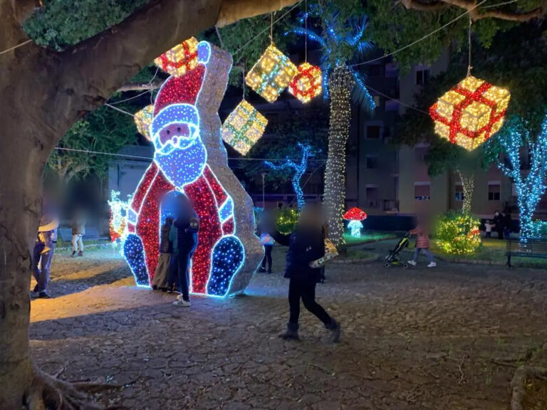 Milazzo, riapre Villa Vaccarino con lo spettacolo di luci del “Villaggio di Natale”