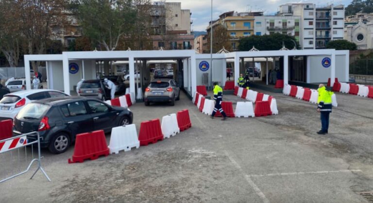 Messina – Lunghe code all’ex gasometro per i tamponi, chiusa l’area dalle 13 alle 15 per evitare incolonnamenti