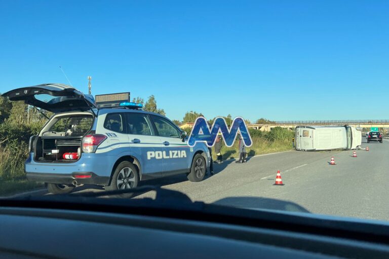 Falcone – Furgone del soccorso antincendio si ribalta sulla A20. Due i feriti, uno è grave