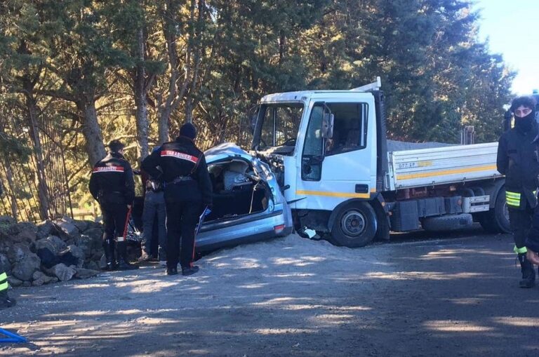 È una donna di 33 anni la vittima del tragico scontro tra auto e camion a Randazzo. Chiusa la SS120