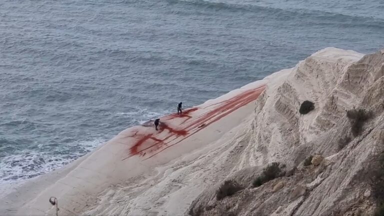 Scala dei Turchi imbrattata di rosso, identificati e denunciati i due vandali