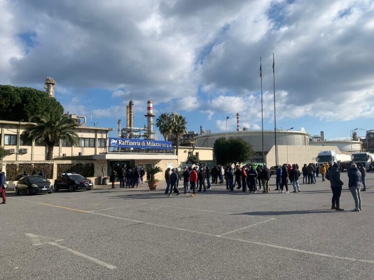 Milazzo: protesta dei lavoratori della Sicem davanti ai cancelli della Raffineria