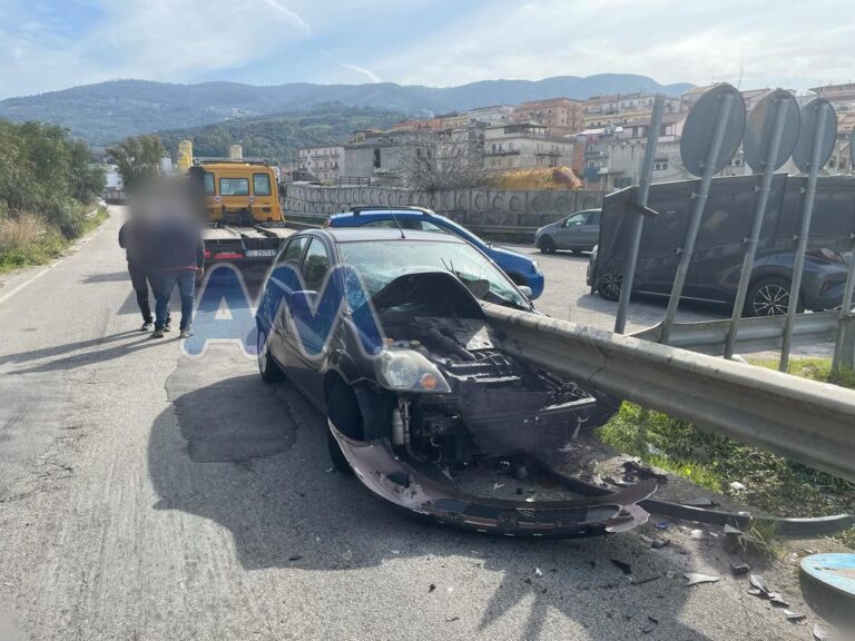 Rocca di Capri Leone, auto finisce contro il guardrail, che la taglia in due