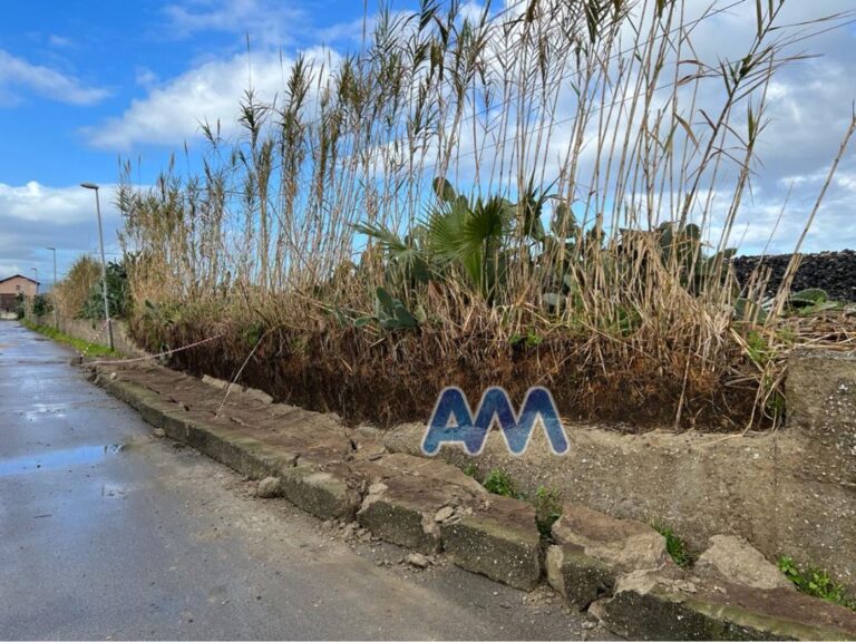 Capo d’Orlando – Crolla il muro di contenimento del rilievo ferroviario in contrada Piana