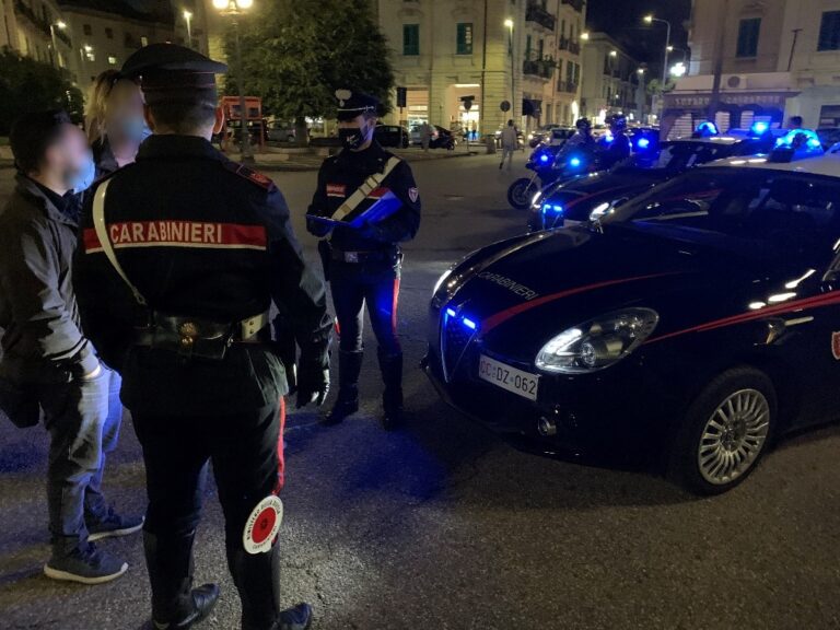 Messina – Armato di coltello ed in preda ad un raptus danneggia la vetrina di un negozio: arrestato