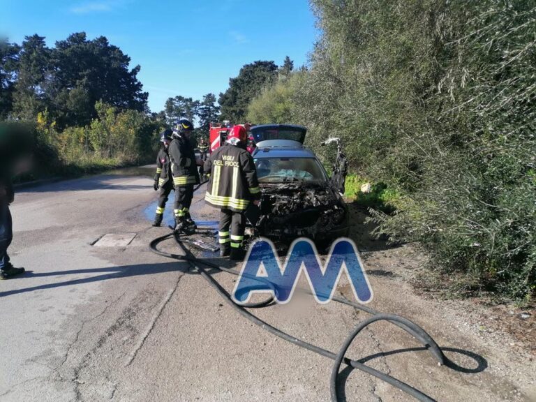 Sant’Agata Militello, auto prende a fuoco. Intervengono i vigili del fuoco