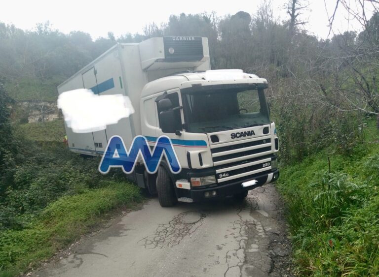 Sbaglia strada ed il camion rimane in bilico: chiusa la SP Agricola tra Rocca di Capri Leone e Mirto