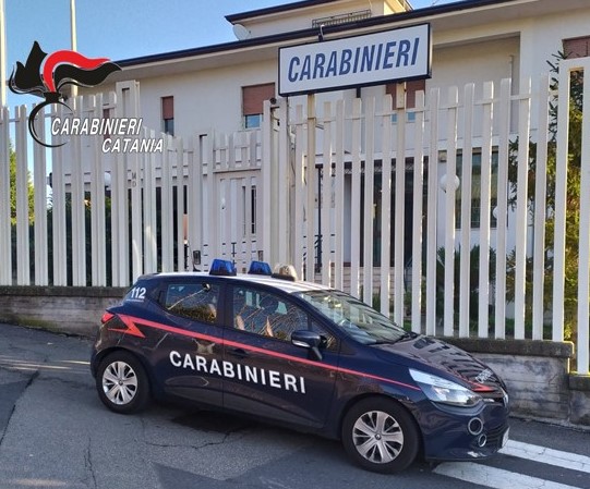 Corteggiatrice lo perseguita, lui si chiude in auto e chiama i Carabinieri: arrestata 54enne per stalking