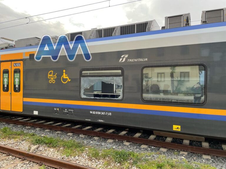 Sant’Agata Militello, atti di vandalismo nella notte. Fermi due treni