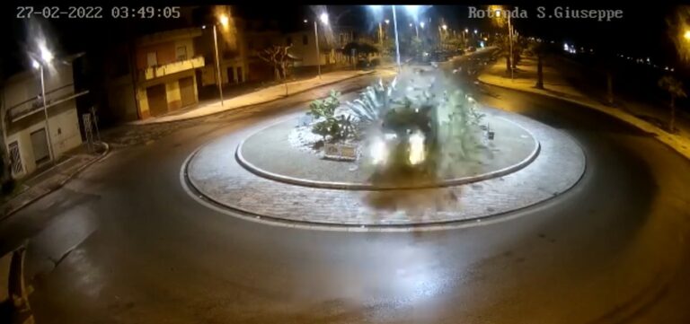 Sant’Agata di Militello – Auto distrugge l’aiuola della rotonda San Giuseppe – VIDEO