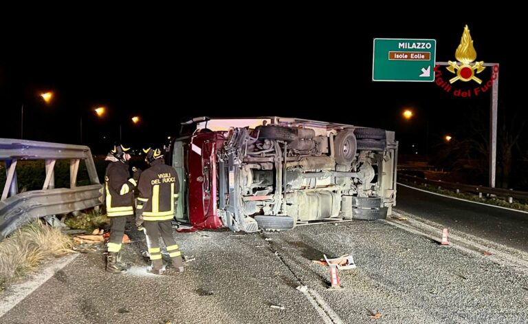 Autocarro si ribalta sulla A20 nei pressi di Milazzo, nessun ferito