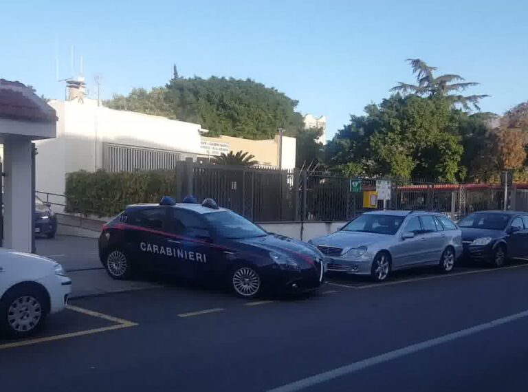 Giardini Naxos, tenta di disfarsi della droga. Pusher arrestato dai Carabinieri