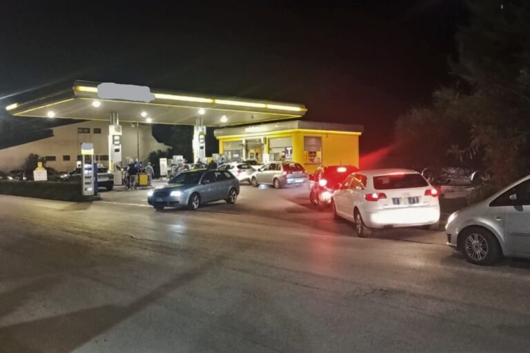 Interminabili code ai distributori di carburante: molti recano già il cartello “esaurito”