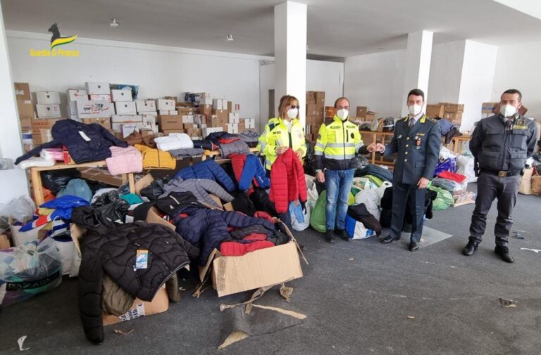 Palermo, devoluti a Protezione Civile ed associazioni benefiche capi di abbigliamento e cibo sequestrati dalle fiamme gialle