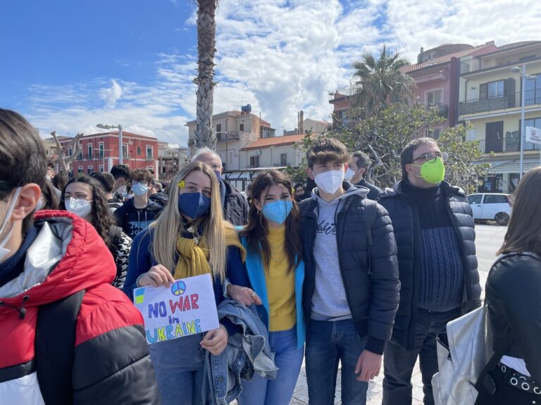 Sant’Agata Militello, studenti in piazza per dire no alla guerra