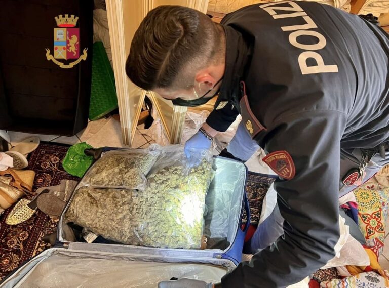 In casa con 7 kg di marijuana, 2 di hashish e cocaina, arrestata 57enne messinese