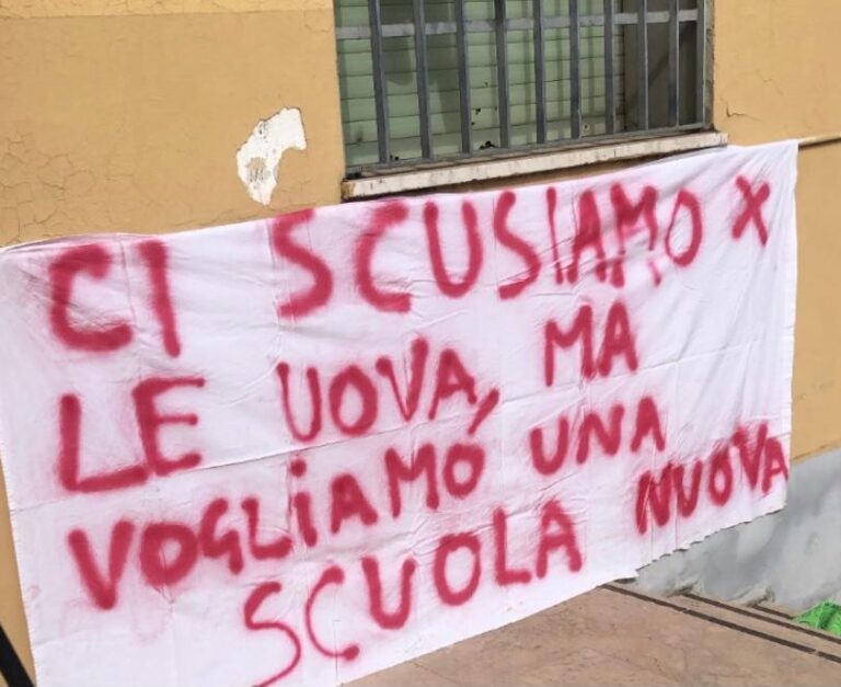 Barcellona PG – Ieri il lancio di uova e pomodori contro i portoni del liceo Classico Valli, stamattina il risveglio con le scuse dei ragazzi