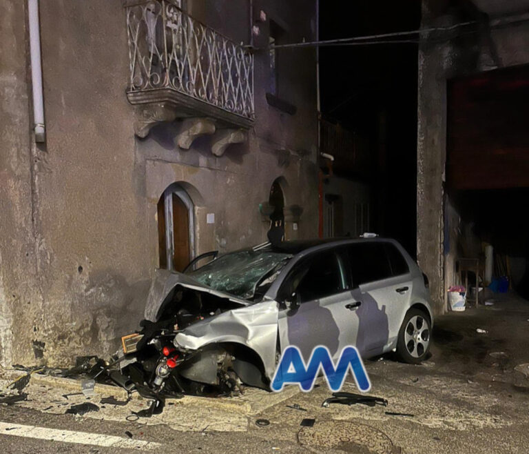 Santa Domenica Vittoria, auto si schianta contro un muro. 4 giovani feriti