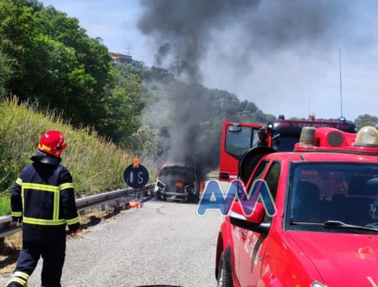 Furgone prende fuoco sulla A20, intervengono i Vigili del Fuoco. Traffico bloccato