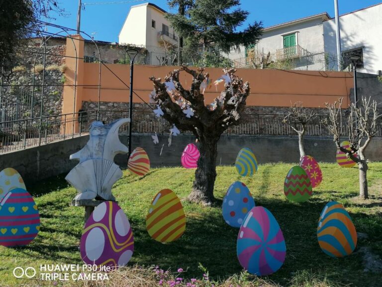 L’albero della pace allestito nella Villa Comunale di Brolo