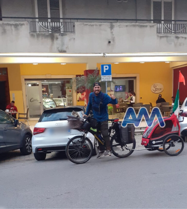 Il ciclista giramondo Marcelo Rodriguez a Brolo con il suo gatto Osiris