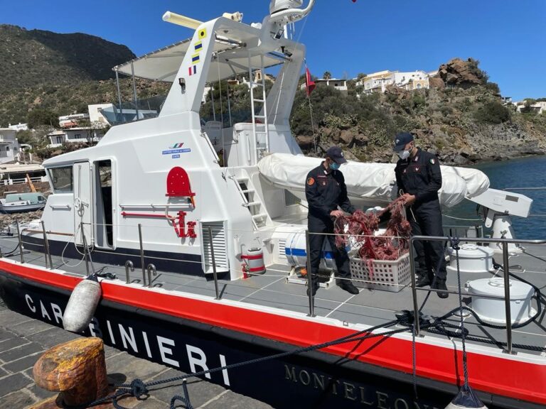 Lipari – I Carabinieri recuperano una rete posata abusivamente in mare