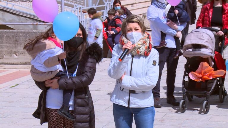 La comunità di Rocca di Capri Leone unita per Federica e Leonardo: ieri flash mob in piazza – VIDEO