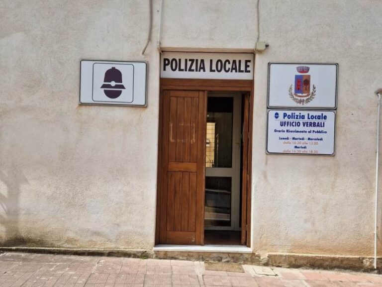 Torrenova: la polizia locale ha consegnato uno zainetto che una coppia di tedeschi aveva smarrito in via Nazionale