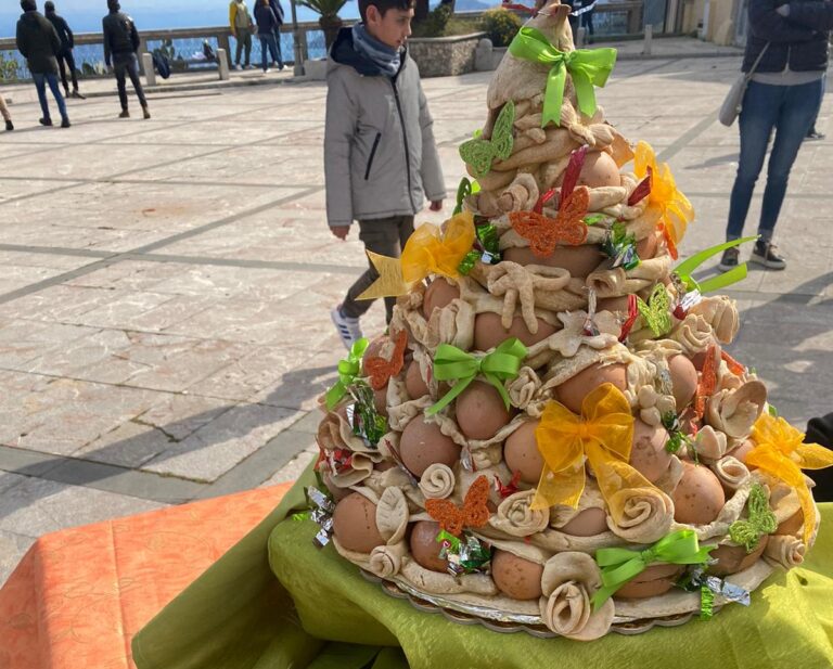 Forza d’Agrò, la Cuddura pasquale in formato gigante