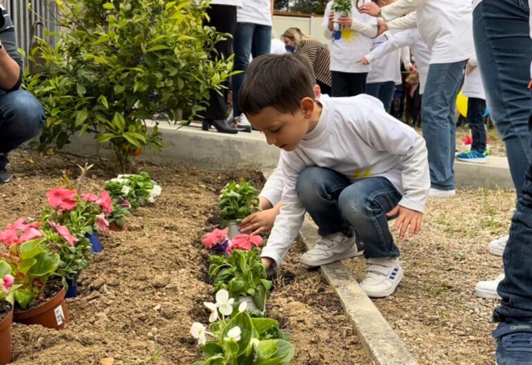 “Earth Day” a Capo d’Orlando: I bimbi del plesso di Certari celebrano la terra e la pace – VIDEO