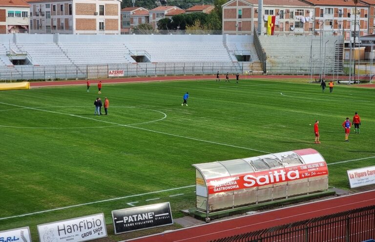 Lancia un petardo in campo durante la gara tra Igea Virtus e Ragusa. Daspo per un 26enne