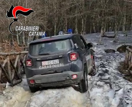 Cesarò, il camper resta bloccato per ghiaccio e neve. Turiste tedesche soccorse dai Carabinieri