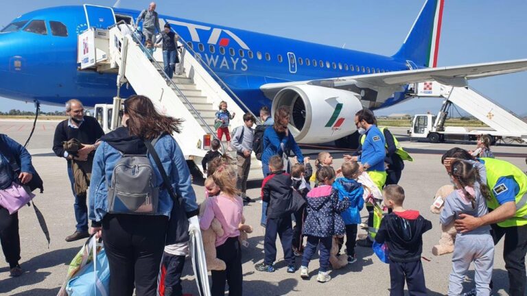 Atterrati all’aeroporto di Trapani Birgi 63 bambini orfani dall’Ucraina. Saranno accolti in varie zone Sicilia