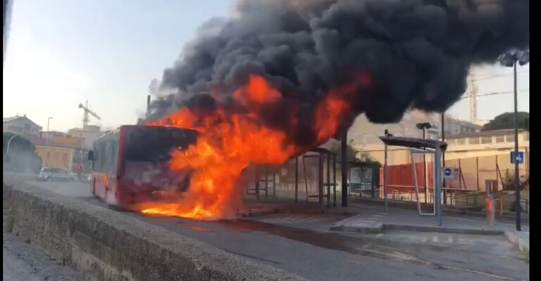 Prende a fuoco Autobus a Messina, nessun ferito