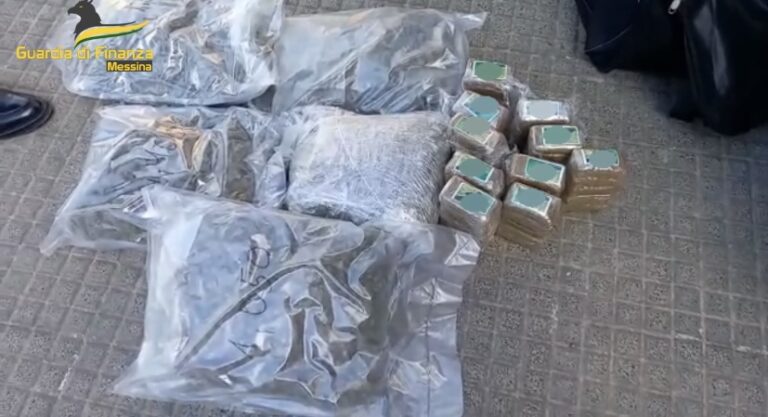 Sbarca in Sicilia dalla Calabria con 5 kg di marijuana e 50 panetti di hashish, arrestato