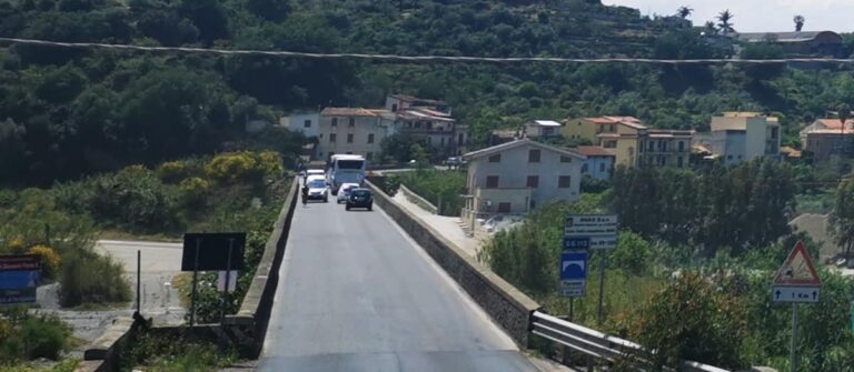 Barcellona Pozzo di Gotto: lavori di ripristino della rete fognaria, interdetta al traffico la Sp 85 dal ponte Termini a Portosalvo