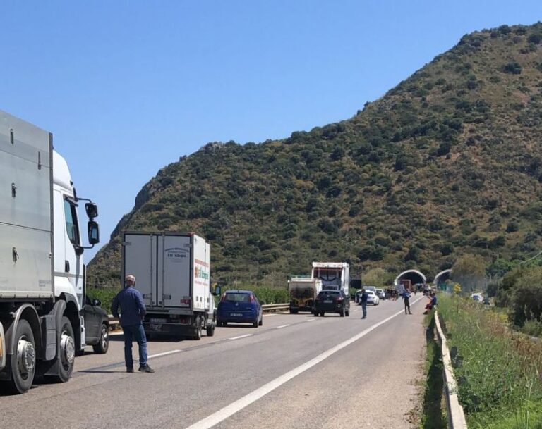 A20 – Auto prende fuoco nella galleria “Mongiove”: circolazione rallentata in direzione Messina