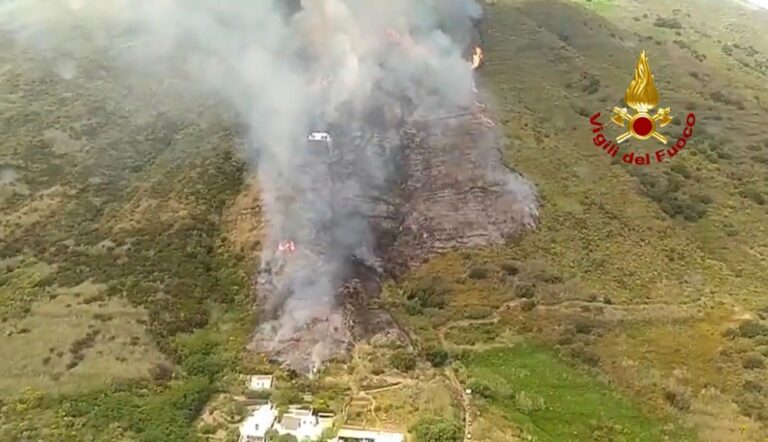 Vasto incendio in corso a Stromboli. I residenti: “Innescato per le riprese di una fiction con Ambra”