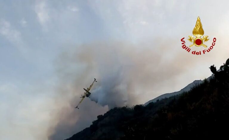 Stromboli – Si lavora ancora per domare l’incendio. Sul set della fiction erano presenti i Vigili del Fuoco