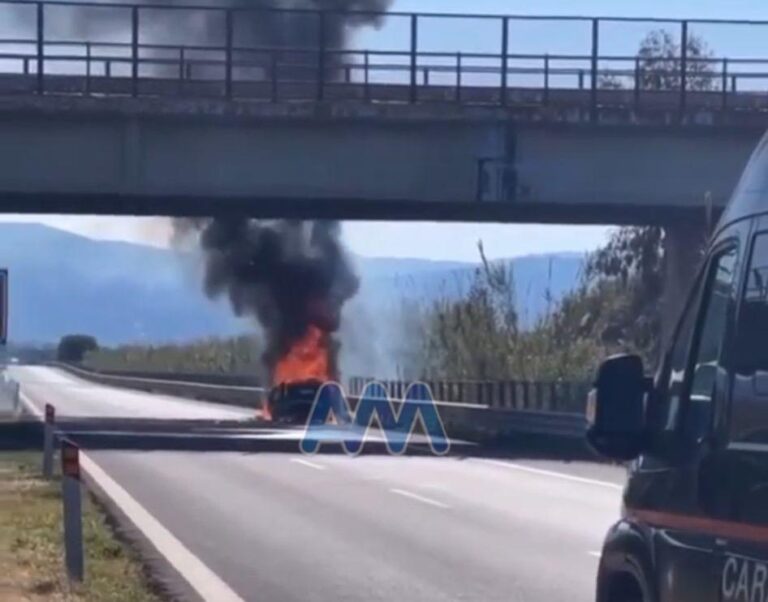 Auto prende fuoco sulla A20 a Barcellona Pozzo di Gotto, intervenuta la Stradale