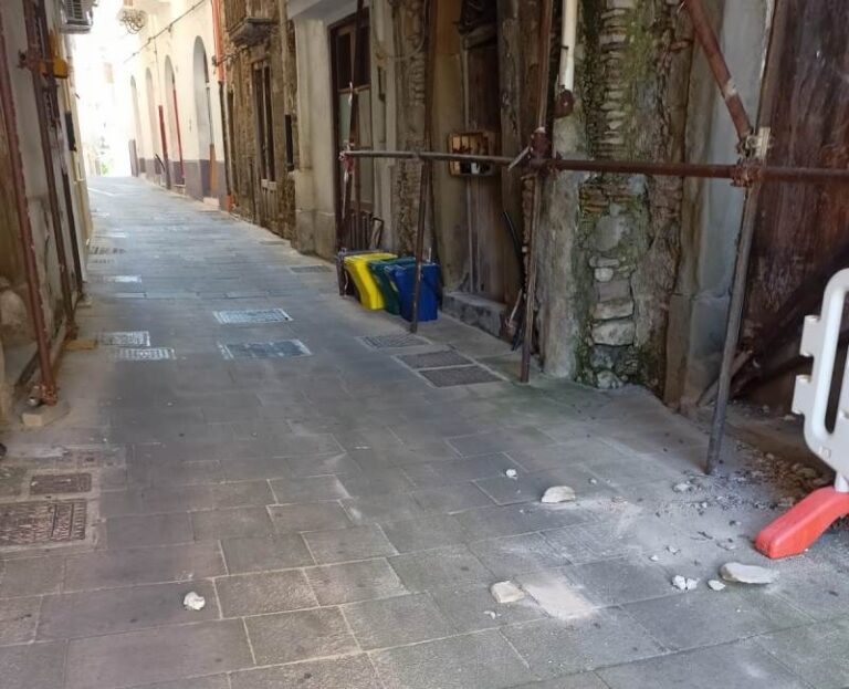 Patti: nuova caduta di calcinacci sotto il ponteggio “rialzato” di via Roma