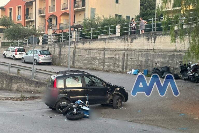 Sant’Agata Militello, scontro tra auto e moto sulla circonvallazione. 2 feriti