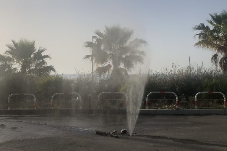 Capo d’Orlando – Nuovo guasto a San Gregorio: si rompe tubo dell’acqua e spunta un “geyser” nella rotatoria del porto